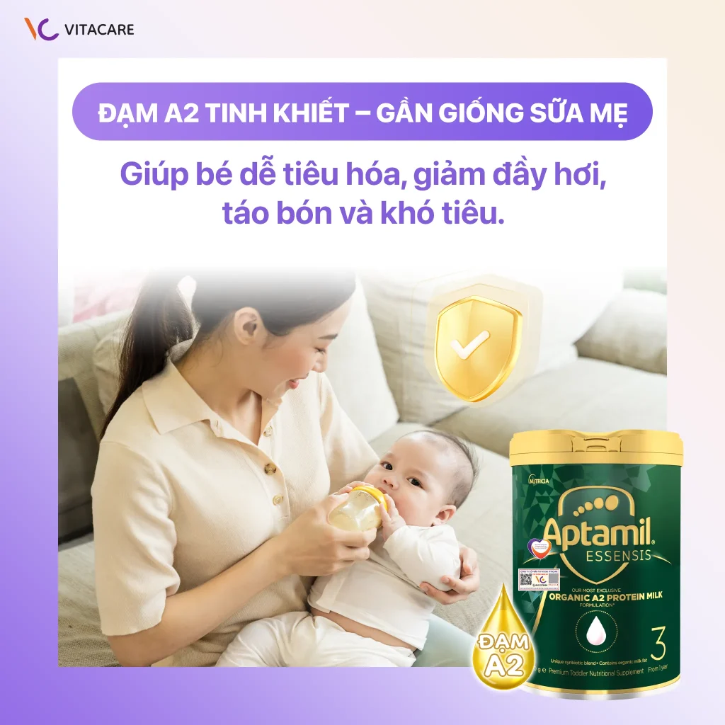 Mẹ cho bé bú bình sữa Aptamil Essensis số 3 Úc với công thức đạm A2 tinh khiết, giúp bé dễ tiêu hóa, giảm đầy hơi, táo bón và khó tiêu.