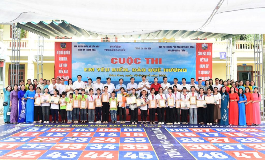 Trao giải cuộc thi “Em yêu biển, đảo quê hương"