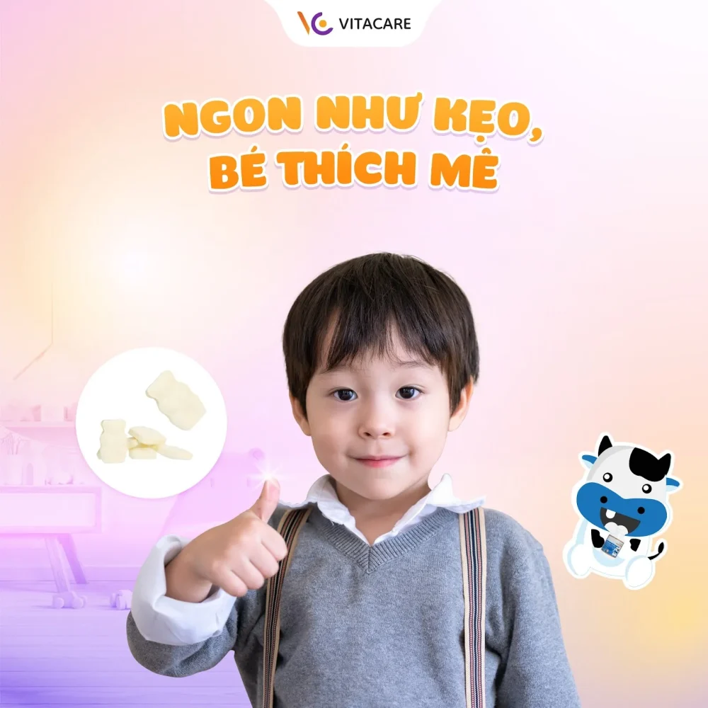 Bé trai giơ ngón tay cái khen ngon khi dùng Vitatree Colostrum Tablets – viên sữa non thơm ngon như kẹo, hỗ trợ miễn dịch và phát triển khỏe mạnh.