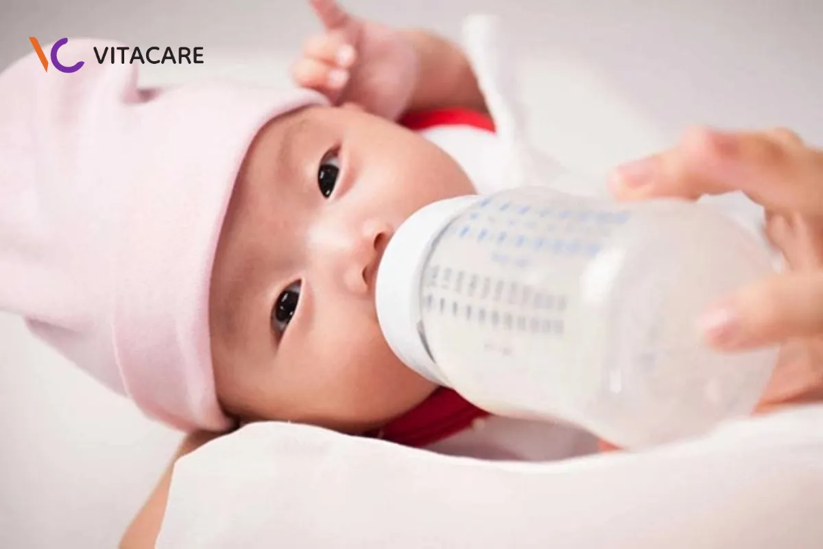 Bé bú sữa công thức không tăng cân do không hợp sữa Bé bú sữa công thức không tăng cân do không hợp sữa
