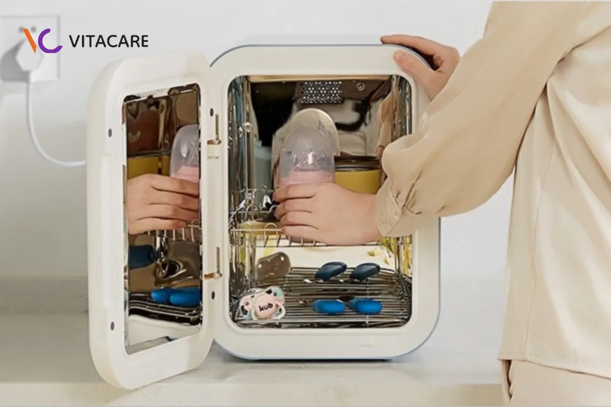 Tiệt trùng bình sữa, núm ti, nắp và muỗng đong Tiệt trùng bình sữa, núm ti, nắp và muỗng đong