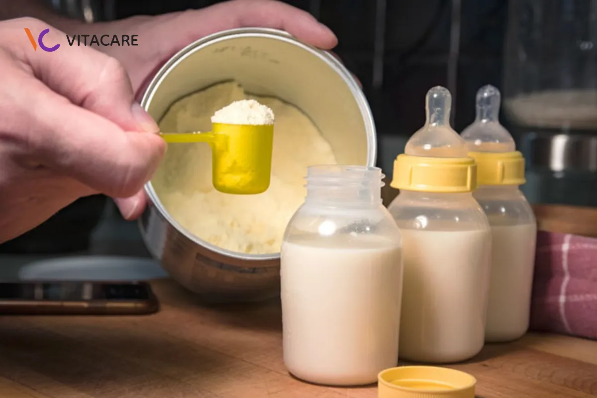 Trộn sữa công thức đã nguội xuống khoảng 40°C và sữa mẹ Trộn sữa công thức đã nguội xuống khoảng 40°C và sữa mẹ