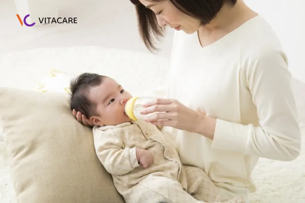 Bế bé đúng tư thế khi bú và sau bú Bế bé đúng tư thế khi bú và sau bú