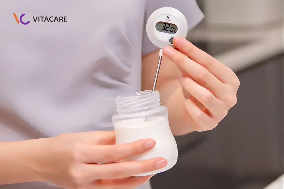 Pha bằng nước sôi rồi để nguội quá lâu xuống dưới 40°C, khiến bột khó hòa tan và dễ vón cục Pha bằng nước sôi rồi để nguội quá lâu xuống dưới 40°C, khiến bột khó hòa tan và dễ vón cục