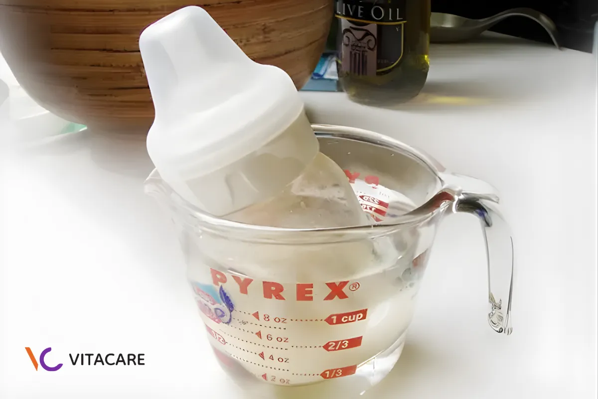 Hâm sữa công thức bằng nước ấm khoảng 40°C – 50°C Hâm sữa công thức bằng nước ấm khoảng 40°C – 50°C