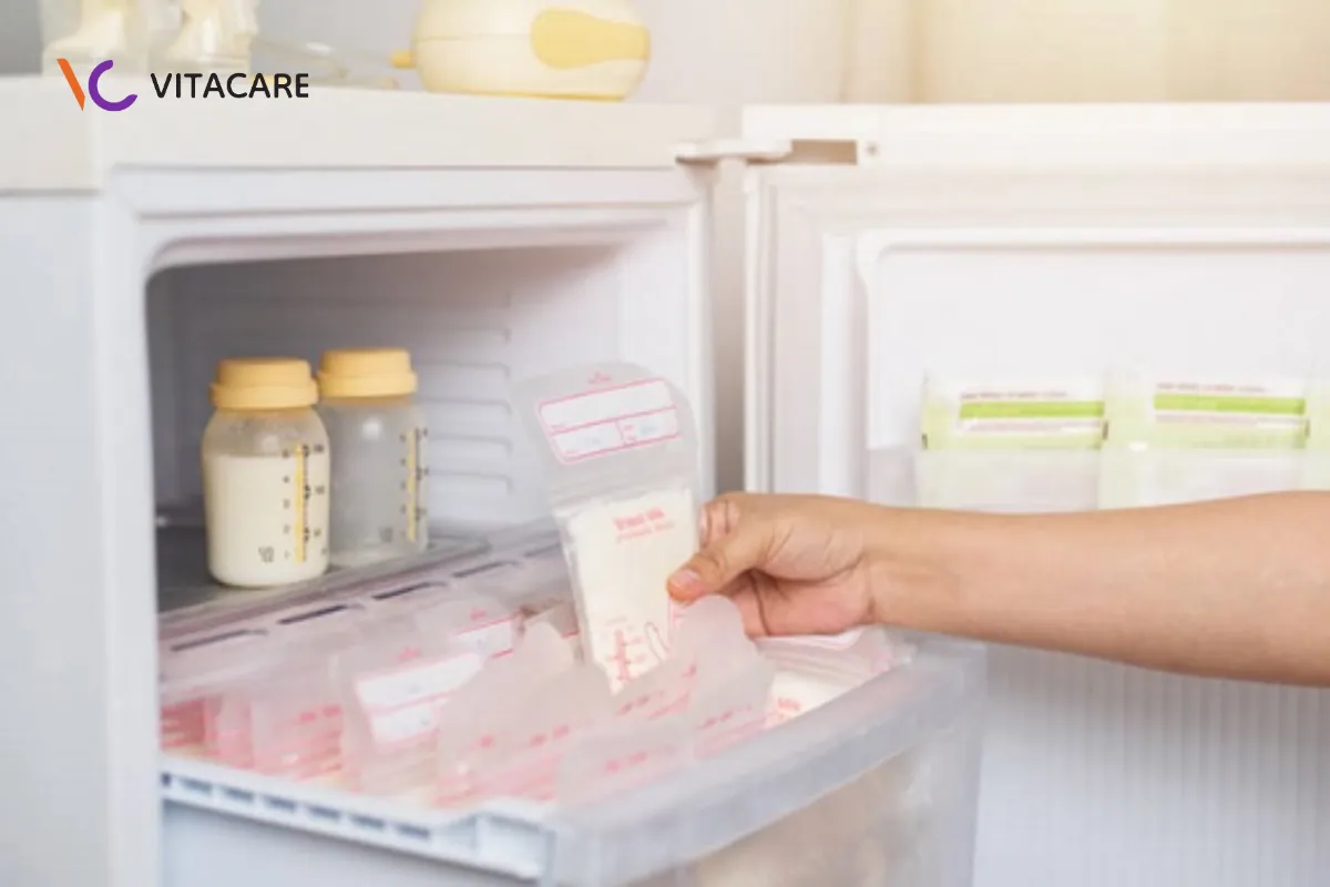 Khi lấy sữa từ tủ lạnh ra, mẹ làm ấm sữa bằng nước ấm khoảng 40°C Khi lấy sữa từ tủ lạnh ra, mẹ làm ấm sữa bằng nước ấm khoảng 40°C