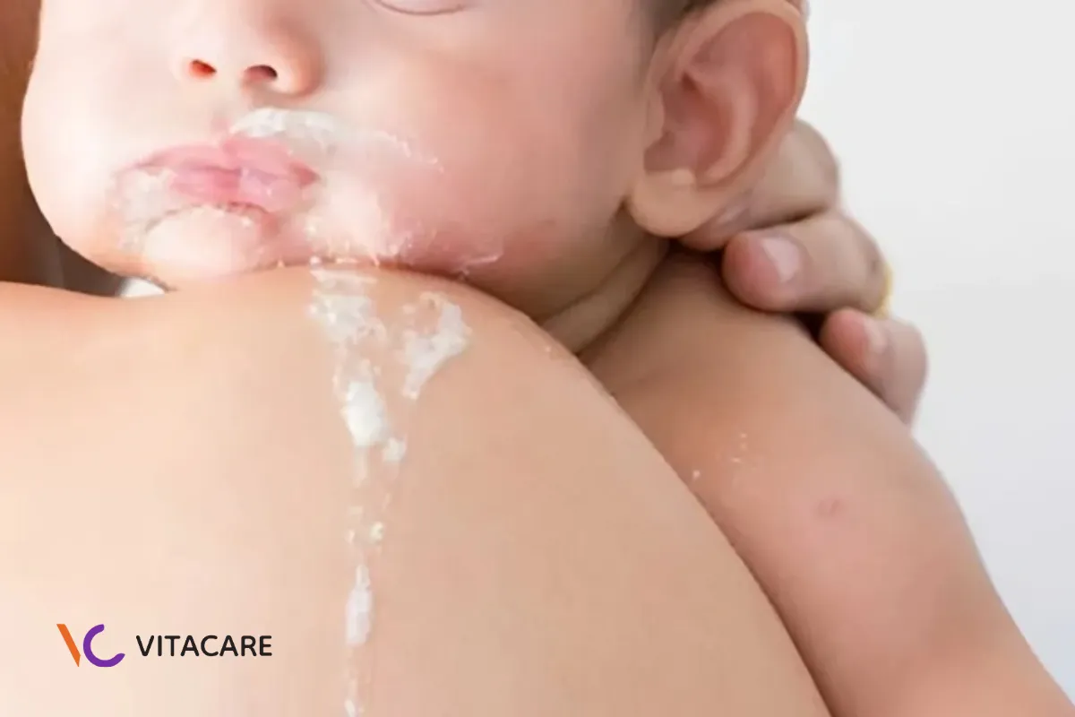 Tại sao bé bú xong bị trớ sữa