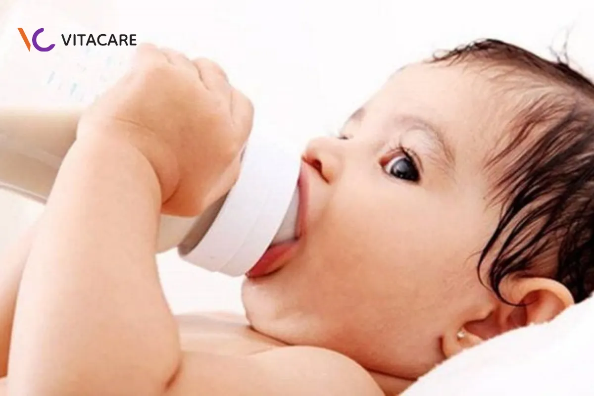 Bột sữa pha không đúng tỷ lệ khiến bé bị trớ sữa Bột sữa pha không đúng tỷ lệ khiến bé bị trớ sữa