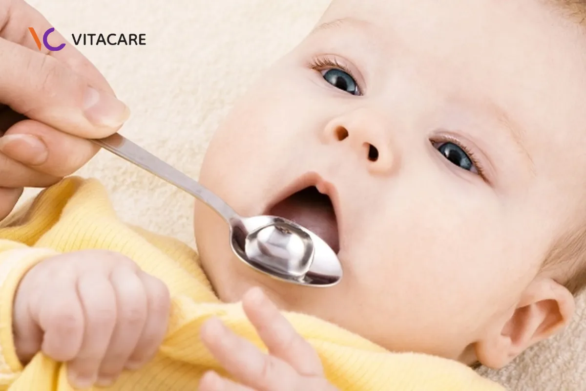 Trẻ sơ sinh uống sữa công thức có được uống nước không