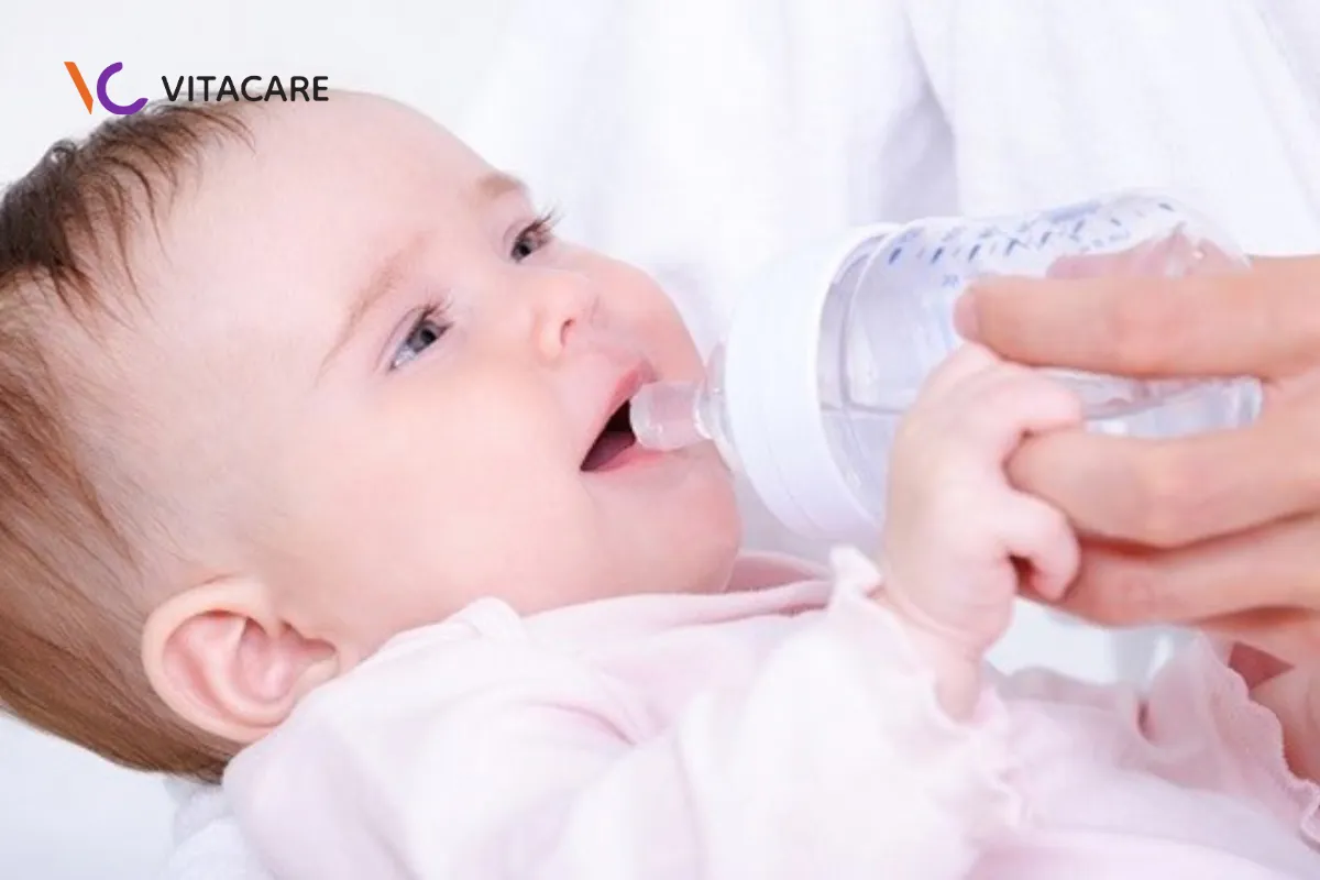 Khi nào trẻ sơ sinh có thể bắt đầu uống nước?