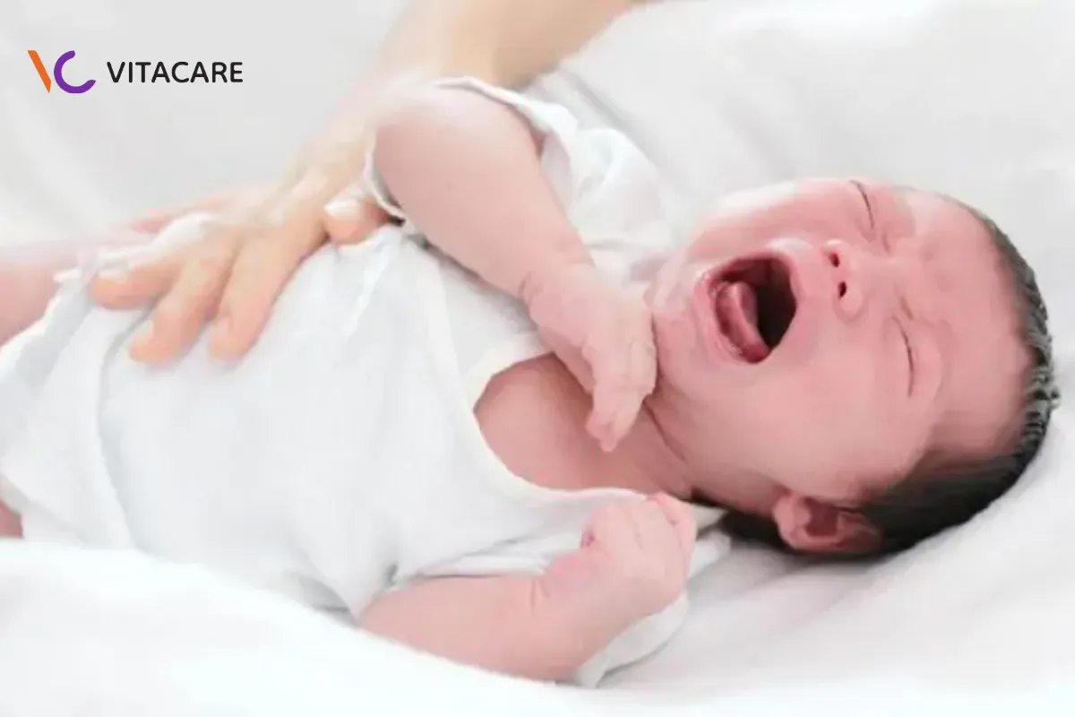 Trẻ đi ngoài phân lỏng, nhầy, có thể lẫn máu có thể là dấu hiệu của dị ứng đạm bò Trẻ đi ngoài phân lỏng, nhầy, có thể lẫn máu có thể là dấu hiệu của dị ứng đạm bò