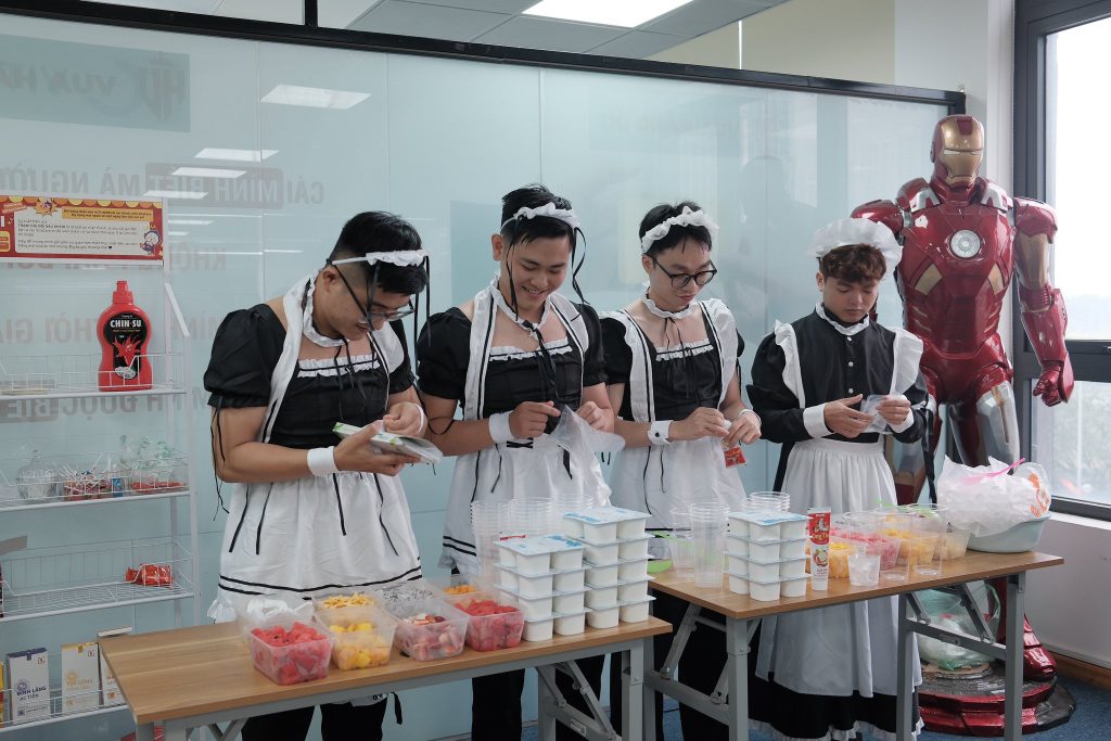 Tiệc chiều “bỏng mắt” - Khi phái mạnh… quên luôn chính mình