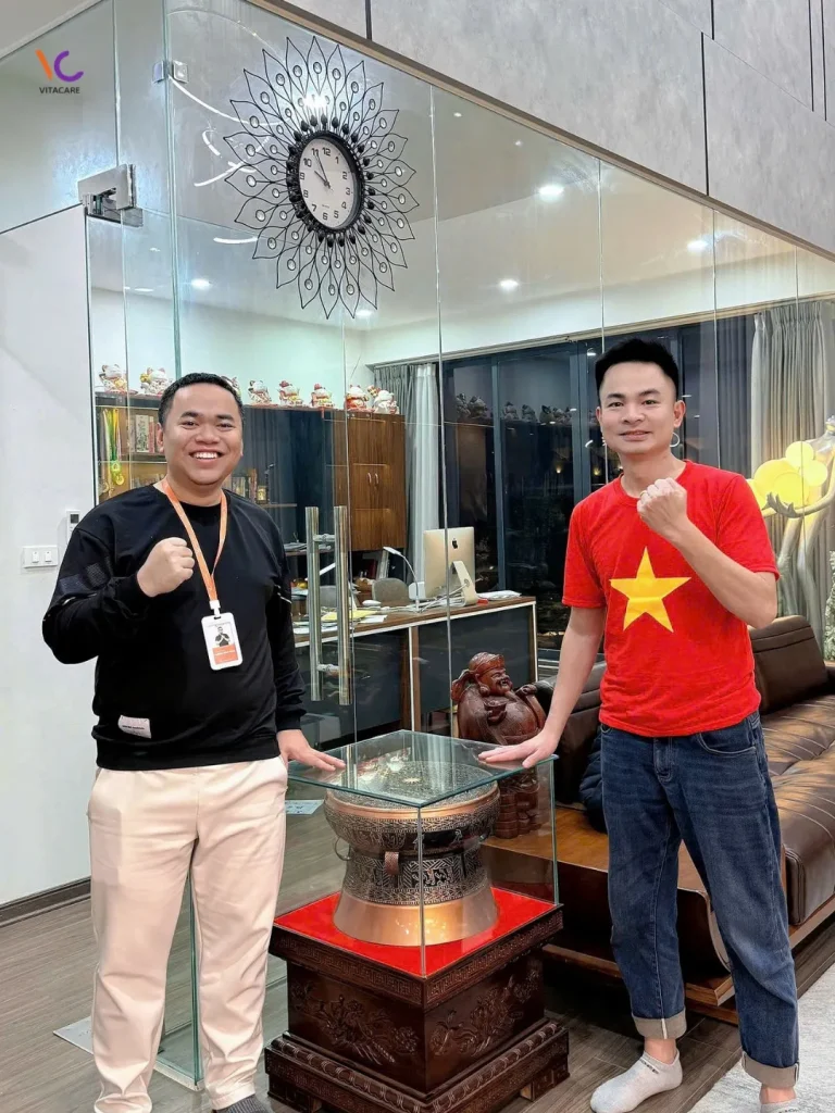 VitaCare gửi tặng Dược sĩ Thắng chiếc Trống Đồng