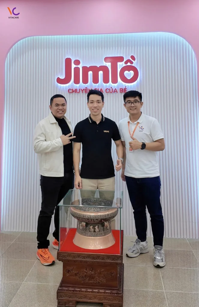 VitaCare gặp gỡ và tặng trống đồng bác sĩ Đăng - Jim Tồ